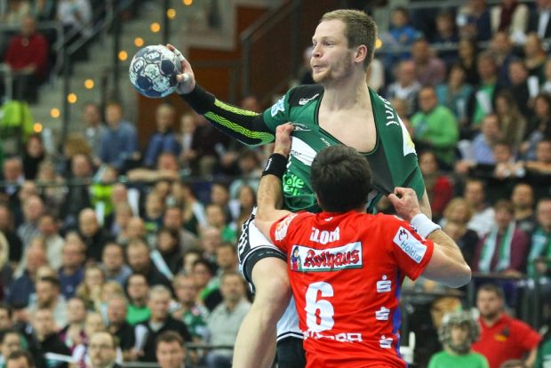 Matthias Flohr (Balingen) weitet Aivis Jurdzs den Kragen. Foto: Jan Kaefer