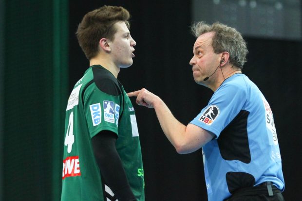 Schiedsrichter Matthias Brauer nimmt sich Christoph Steinert zur Brust. Foto: Jan Kaefer