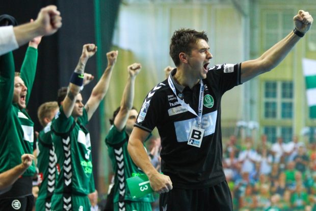 Geschafft! Die DHfK-Bank jubelt mit ihrem Trainer Christian Prokop. Foto: Jan Kaefer