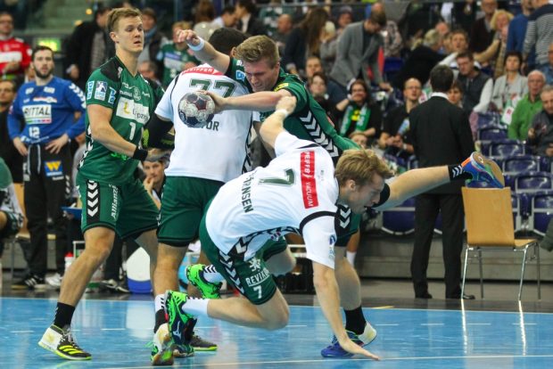 Franz Semper prallt auf die Wetzlaer Mauer aus Stefan Cavor (#77) und Kristian Björnsen (#7). Foto: Jan Kaefer