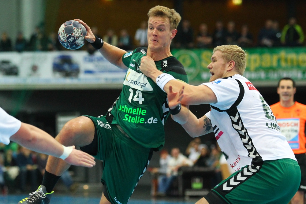 Anton Lindskog (Wetzlar) packt Niclas Pieczkowski am Schlafittchen - doch am Ende jubelten die Leipziger. Foto: Jan Kaefer
