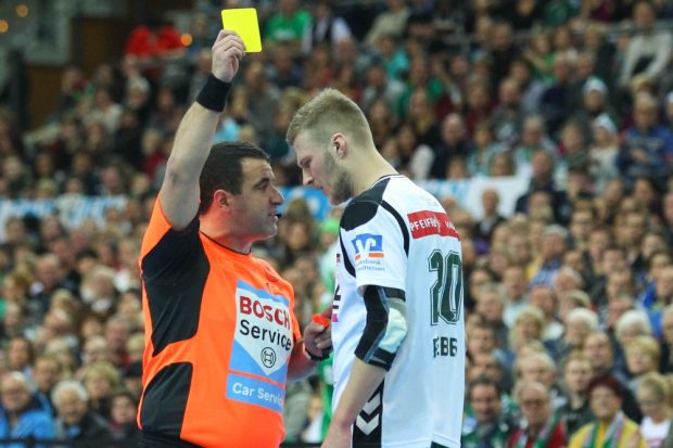 Schiedsrichter Sascha Wild zeigt dem einstigen Leipziger Philipp Weber (#20, Wetzlar) die gelbe Karte. Foto: Jan Kaefer