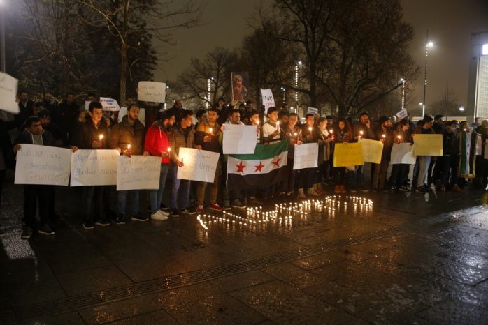 250 Menschen versammelten sich am Wilhelm-Leuschner-Platz. Foto: Alexander Böhm