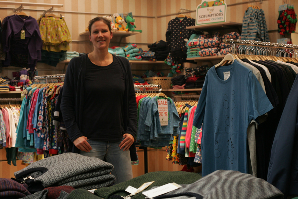 Längst hat Christiane Pfundt das Sortiment um Damen und Herren-Mode (Vordergrund) ergänzt Foto: Sebastian Beyer