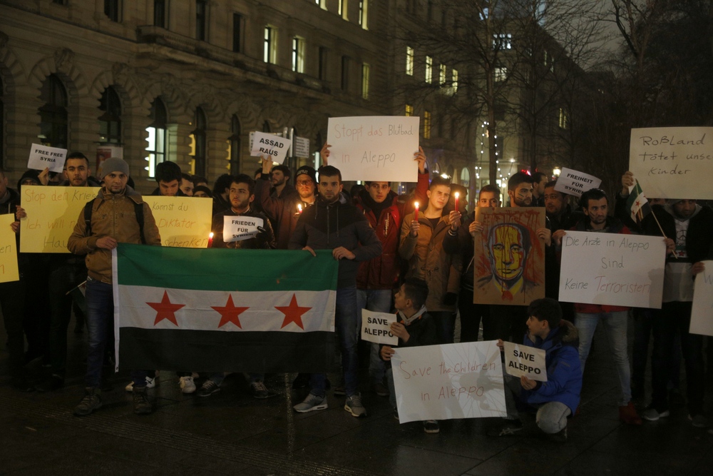 Demonstranten fordern das Kriegsende in Syrien. Foto: Alexander Böhm
