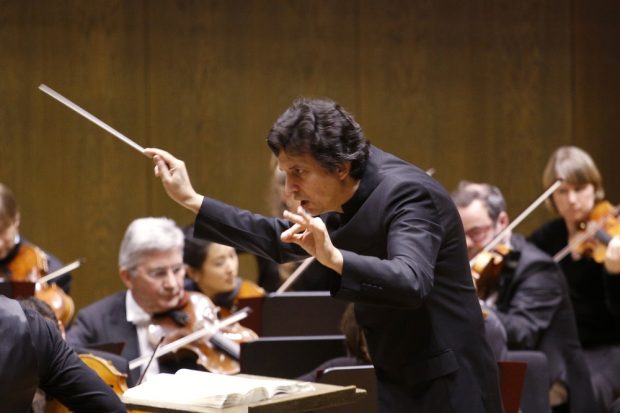 Michael Sanderling dirigiert das Gewandhausorchester. Foto: Alexander Böhm