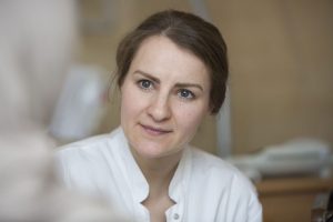 Zuhören, beraten, helfen: Diplom-Psychologin Tanja Götz ist Ansprechpartnerin für Frauen vor, während und nach der Schwangerschaft. Foto: Stefan Straube / UKL