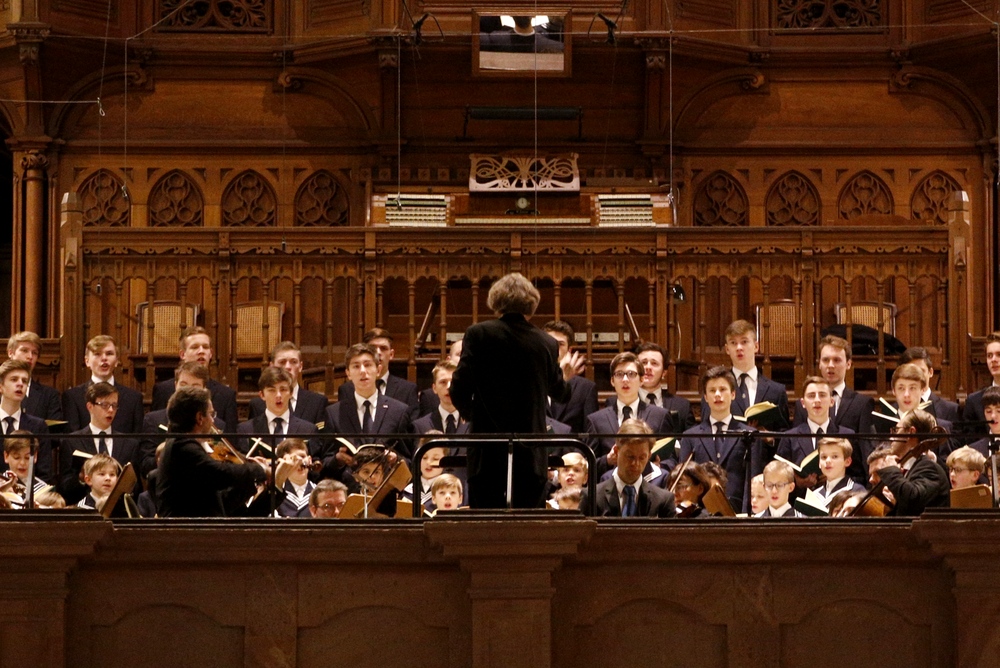 Gotthold Schwarz dirigiert den Thomanerchor und das Gewandhausorchester. Foto: Alexander Böhm