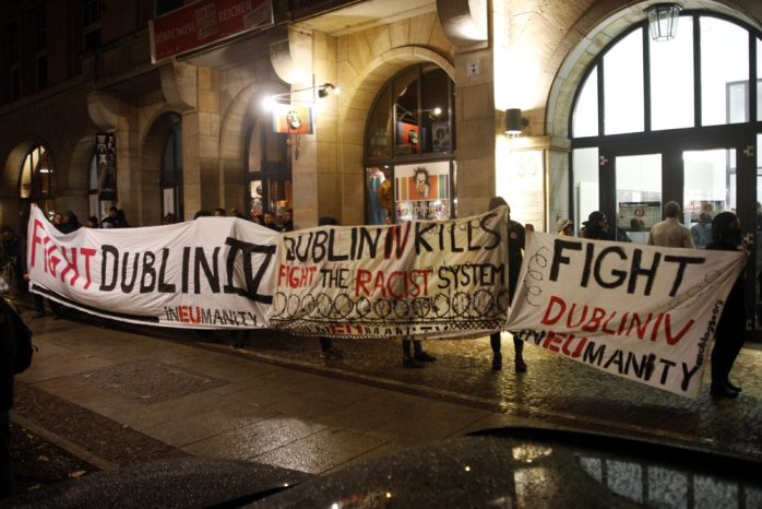 Kritik an der Veranstaltung und der Flüchtlingssituation gab es bereits vor der Tür. Foto: Alexander Böhm