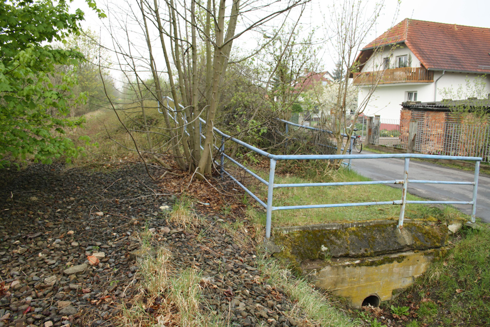 Alter Bahndamm mit Bahnsteig am Lausner Weg. Foto: Ralf Julke