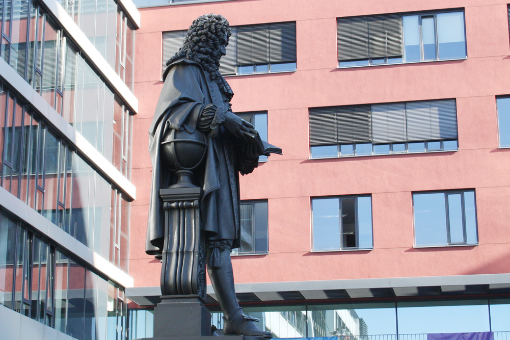 Leibniz-Denkmal im Innenhof des Leipziger Uni-Campus. Foto: Ralf Julke