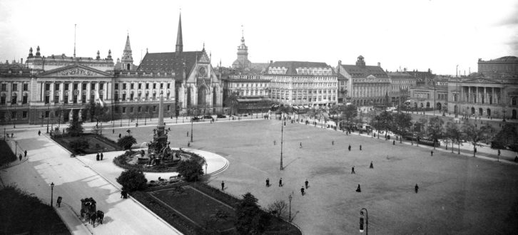 Ein Blick auf die Leipziger Innenstadt, dem heutigen Augustusplatz. 1914, bereits mit Mendebrunnen. Foto: Stadtarchiv Leipzig