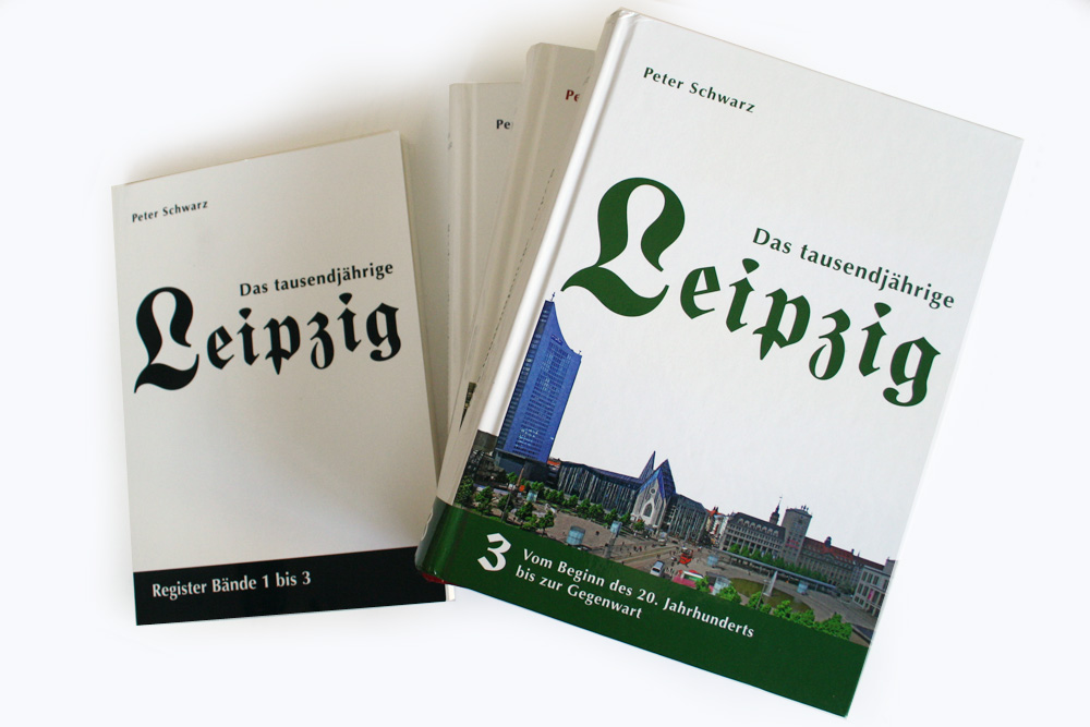 Der Registerband und die drei Bände „Das tausendjährige Leipzig“ von Peter Schwarz. Foto: Ralf Julke
