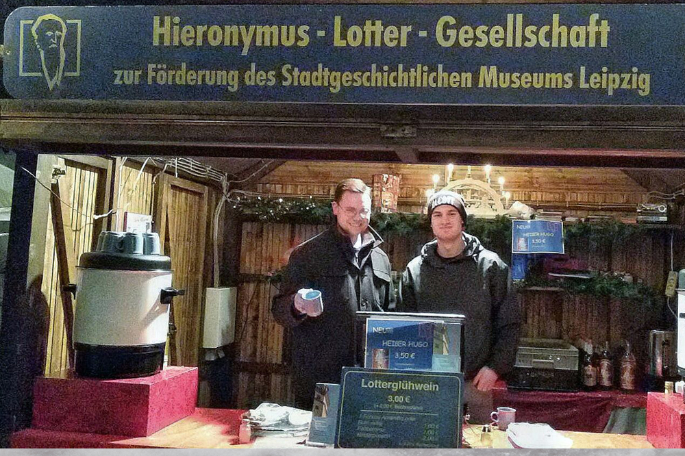 Vereinssprecher Eric Buchmann mit tatkräftiger Unterstützung von Vincent Michalowski in der Lotterbude vor der Alten Handelsbörse. Foto: Hieronymus-Lotter-Gesellschaft