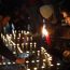 Unterstützer entzünden Kerzen. Foto: Alexander Böhm