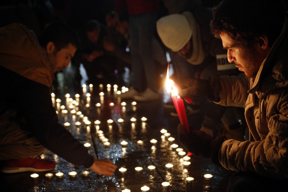 Unterstützer entzünden Kerzen. Foto: Alexander Böhm