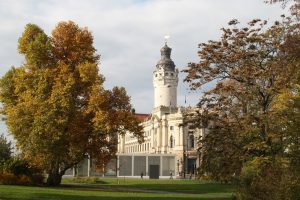 Turm des Neuen Rathauses im Herbst. Foto: Ralf Julke