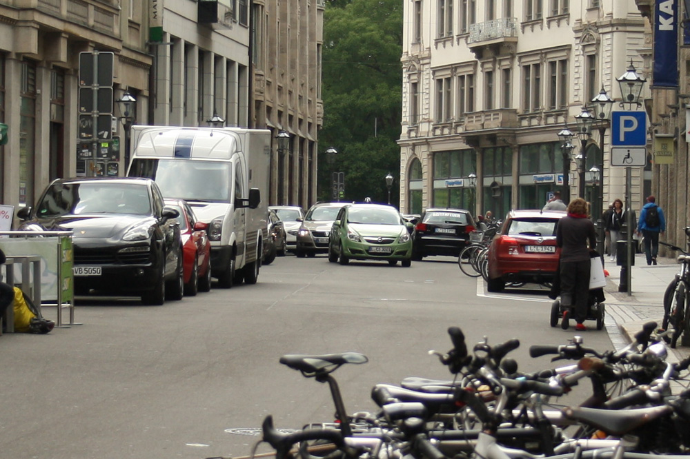 Autos auf Parkplatzsuche auf dem Neumarkt. Foto: Ralf Julke