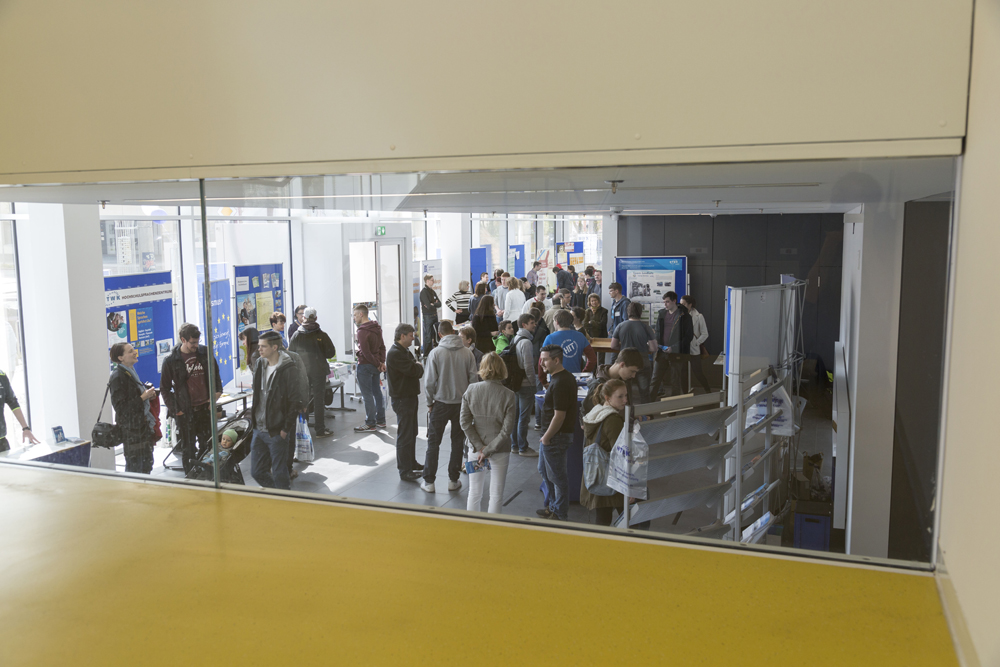 Im Foyer des Nieper-Baus der HTWK Leipzig finden Besucher Infostände und Ansprechpartner rund ums Studium. Foto: Andreas Schröder/HTWK Leipzig