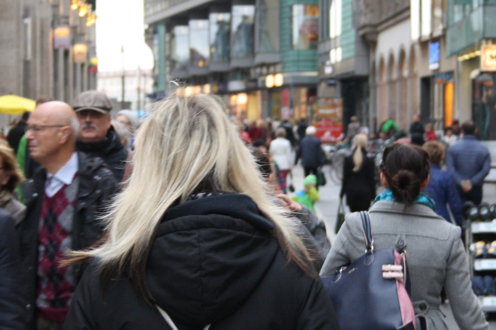 Einkaufslustige in der Petersstraße. Foto: Ralf Julke