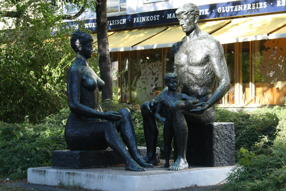 Plastik in der Karl-Liebknecht-Straße: Mama, Kind, Papa. Foto: Ralf Julke