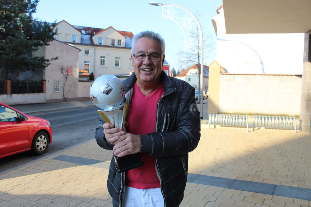 Der stellvertretende Bürgermeister Dr. Volker Kirschner (CDU) wird der siegreichen Mannschaft am Mittwochabend die Wandertrophäe überreichen. Foto: Stadt Markranstädt