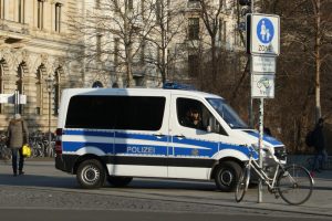 Polizeifahrzeug am Zugang Petersstraße. Foto: Ralf Julke