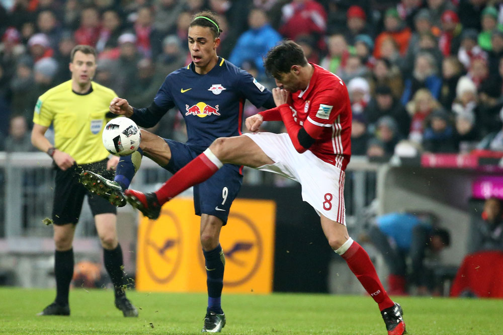 Hart umkämpfter Ball – Yussuf Poulsen (RB Leipzig) and Javi Martinez (Bayern). Foto: GEPA pictures/Kerstin Kummer