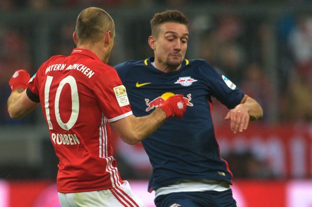 Arjen Robben (Bayern) and Stefan Ilsanker (RB Leipzig) im Zweikampf. Foto: GEPA pictures/Hans Osterauer