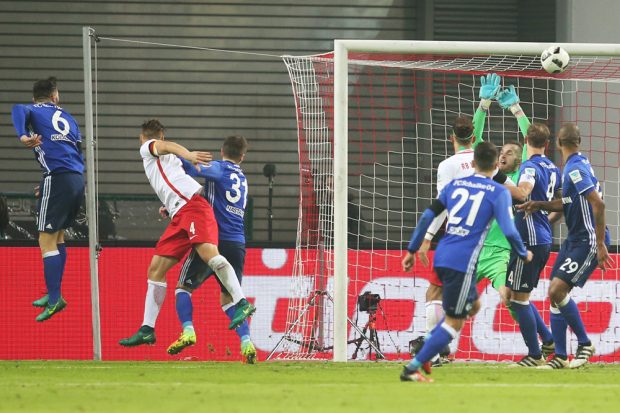 Sead Kolasinac war nach dem scharfen Freistoß von Emil Forsberg zuletzt am Ball – Eigentor. Foto: GEPA pictures/Sven Sonntag