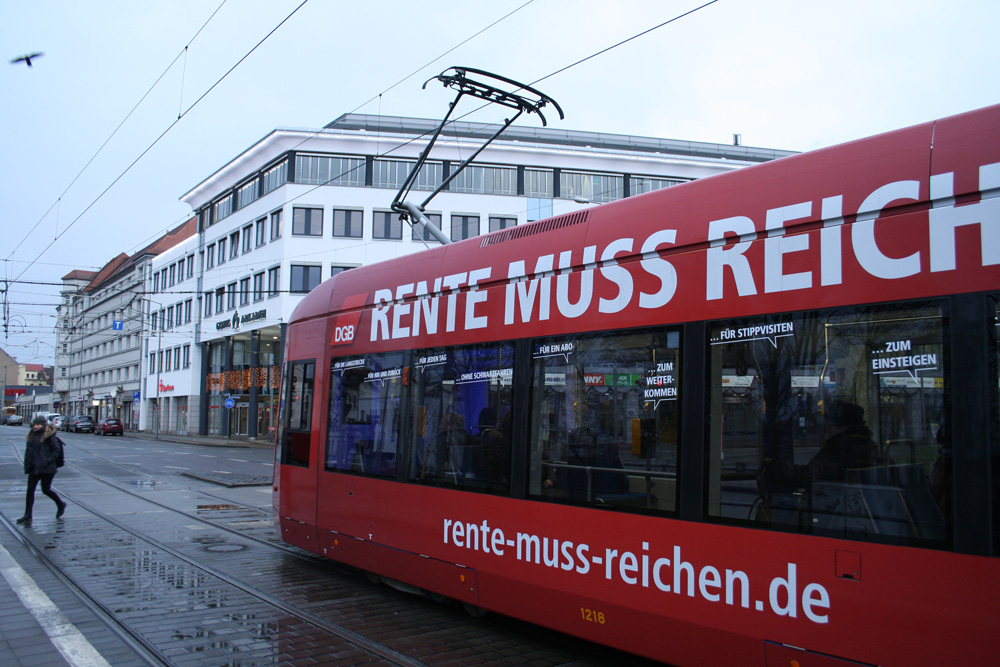 DGB-Straßenbahn-Kampagne „Die Rente muss reichen ...“. Foto: Ralf Julke