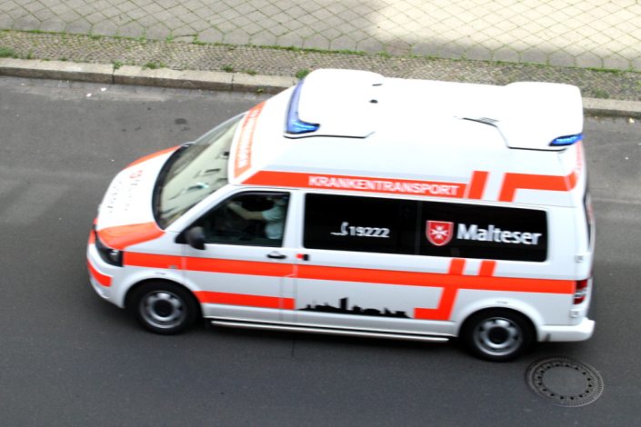 Rettungswagen im Einsatz. Foto: Ralf Julke