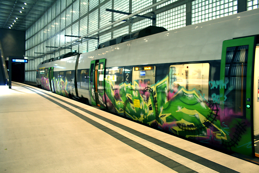 Immer wieder auch in bunter Version: S-Bahn im Leipziger City-Tunnel. Foto: Ralf Julke