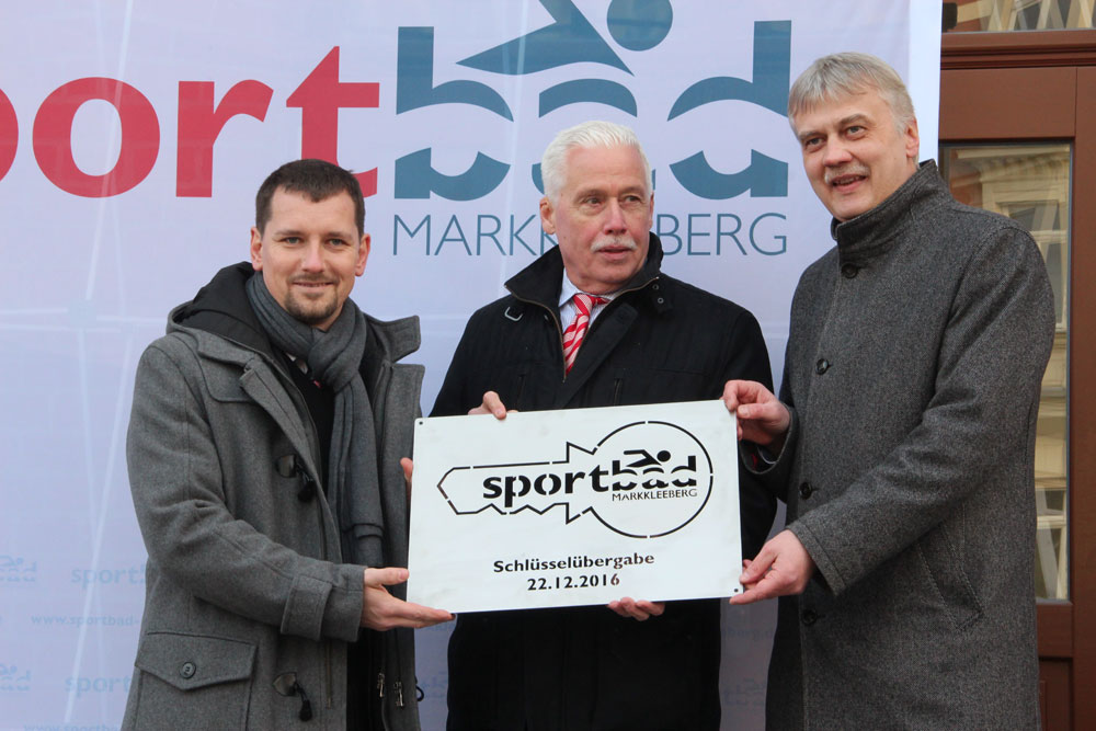 (von links): Christoph Kirsten, Leiter des Sportbades, Staatssekretär Dr. Michael Wilhelm sowie der Markkleeberger Oberbürgermeister Karsten Schütze. Foto: Stadtverwaltung Markkleeberg