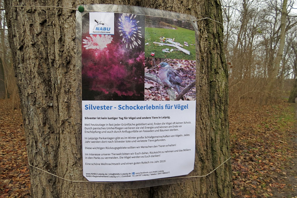 Solche Hinweisschilder hat der NABU Leipzig in verschiedenen Parkanlagen in der Stadt aufgehängt. Hier sollte man auf Silvester-Lärm verzichten. Foto: Karsten Peterlein