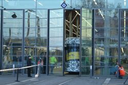 Das Tor öffnet sich: Dr neue XL steht auf eigenen Rädern. Foto: Ralf Julke