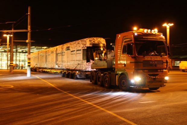 Die neue Solaris-Bahn wird vor die Werkstatthalle rangiert. Foto: Ralf Julke