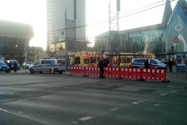 Polizeisperren am Augustusplatz. Foto: Alexander Böhm