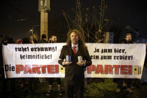 Die PARTEI ruft zur Silvester-Demo gegen Böller. Thomas Kumbernuß beim Geldsammeln für den Kiez nach dem Übergriff am 12. Januar 2016. Foto: L-IZ.de