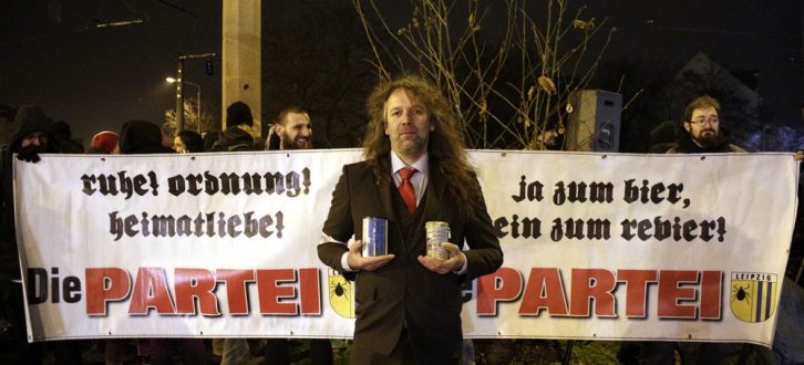 Die PARTEI ruft zur Silvester-Demo gegen Böller. Thomas Kumbernuß beim Geldsammeln für den Kiez nach dem Übergriff am 12. Januar 2016. Foto: L-IZ.de