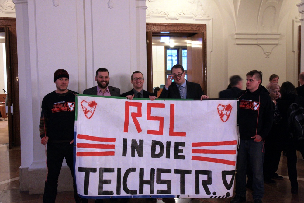 Drei für den Sportplatz Teichstraße an den RSL: Sören Pellmann, Norman Volger und Christopher Zenker - also Linke, Grüne und SPD. Foto: L-IZ.de