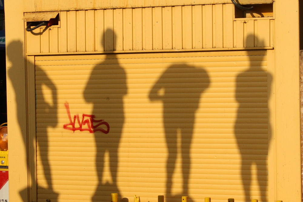 Die Schatten Unzeitgemäßer Zeitgenossen. Foto: Ralf Julke