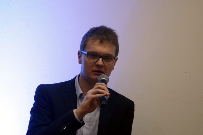 Valentin Lippmann (Die Grünen) machte es praktisch. Terror ist ein zu häufig benutzter Begriff für kriminelles Handeln. Foto: Alexander Böhm