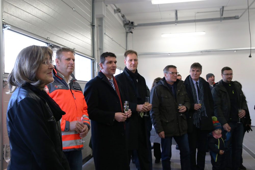 Einweihung Rettungswache Zwenkau v.l.n.r: C. Schneider (Geschäftsführein Rettungszweckverband, G. Phillip (Rettungsdienstleiter DKR Leipzig Land), H. Graichen (Landrat), J. Bruske (Vorstand DRK Leipzig Land), H. Schulz (Bürgermeister Stadt Zwenkau). Foto: Landkreis Leipzig