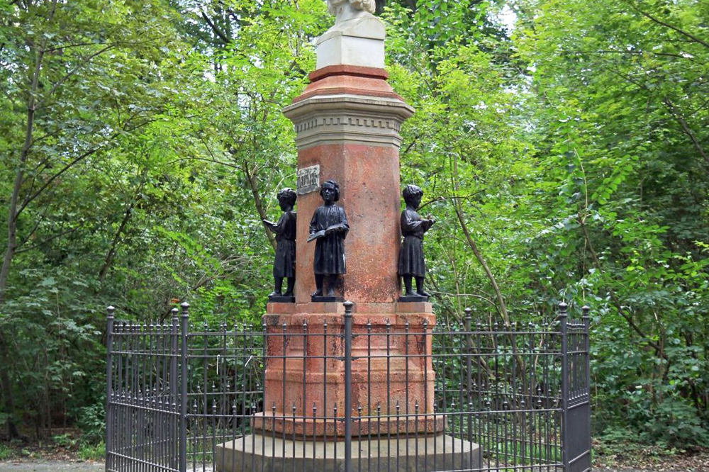 Drei von vier „Chorknaben“-Statuen wurden gestohlen. Foto: Andreas Schmidt