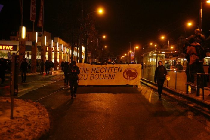 Die Antifa-Demo kurz vor 18 Uhr am Connewitzer Kreuz auf dem Weg Richtung Zentrum. Foto: L-IZ.de
