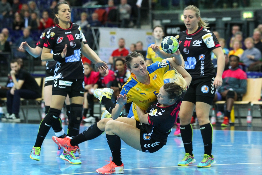 Bruchlandung gegen Brest. Amandine Tissier reißt Alexandra Mazzucco (HCL) mit sich zu Boden. Foto: Jan Kaefer