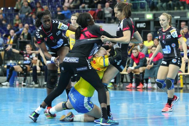 Hildigunnur Einarsdottier (HCL) gerät ins "Bermudadreieck" aus Astride N'Gouan, Stephanie Ntsama Akoa und Marion Limal (v.l.). Foto: Jan Kaefer