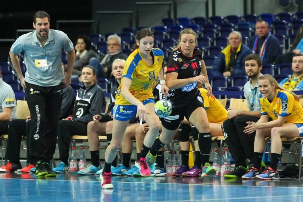 Joanna Rode im Sprintduell mit Marine Desgrolard (Brest), angefeuert von Trainer Norman Rentsch und Michelle Urbicht (re.). Foto: Jan Kaefer