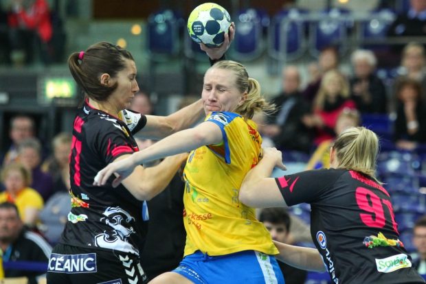 Saskia Lang in der Zange von Marion Limal (li.) und Marine Desgrolard (re.). Foto: Jan Kaefer